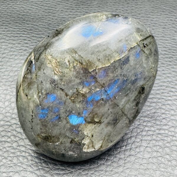 Galet de labradorite de Madagascar (réf gl56) – Image 3