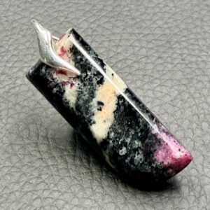 Pendentif en Eudialyte