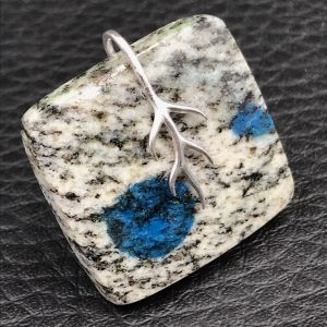 Pendentif en granite à azurite (jaspe K2) du Pakistan (réf jk1)
