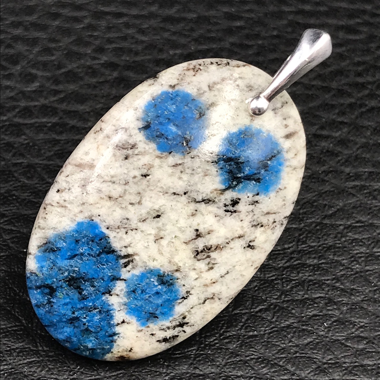 Pendentif granite à azurite (jaspe K2) du Pakistan (réf jk10)