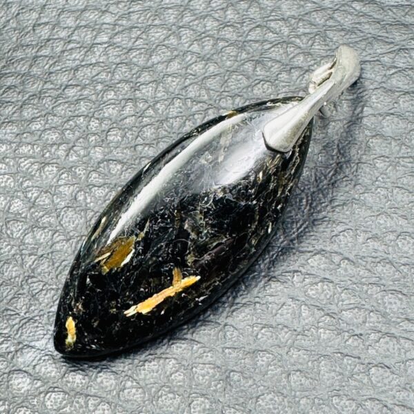 Pendentif en Nuumite "Extra" du Groenland (réf nu5) – Image 2
