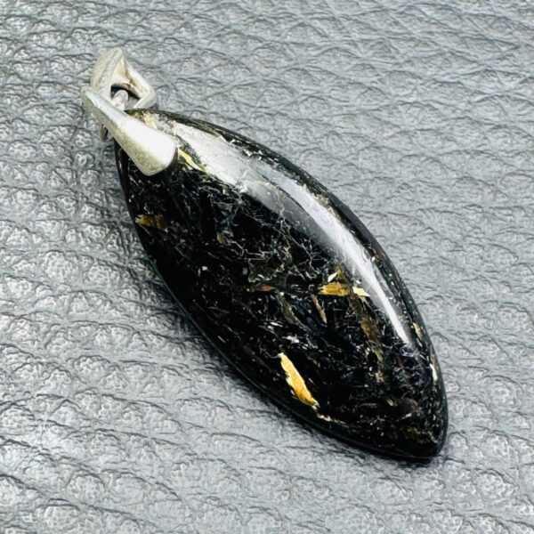 Pendentif en Nuumite "Extra" du Groenland (réf nu5) – Image 3
