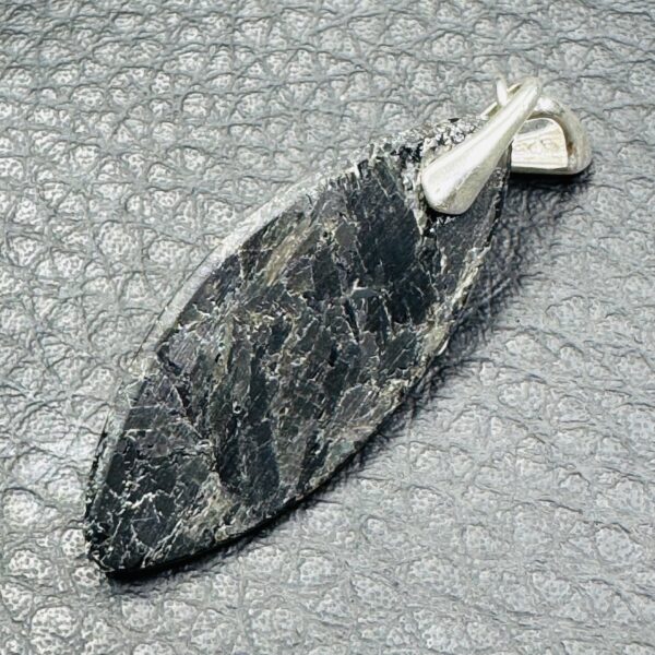 Pendentif en Nuumite "Extra" du Groenland (réf nu5) – Image 4