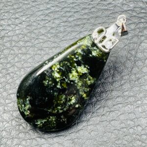 Pendentif en Vesuvianite