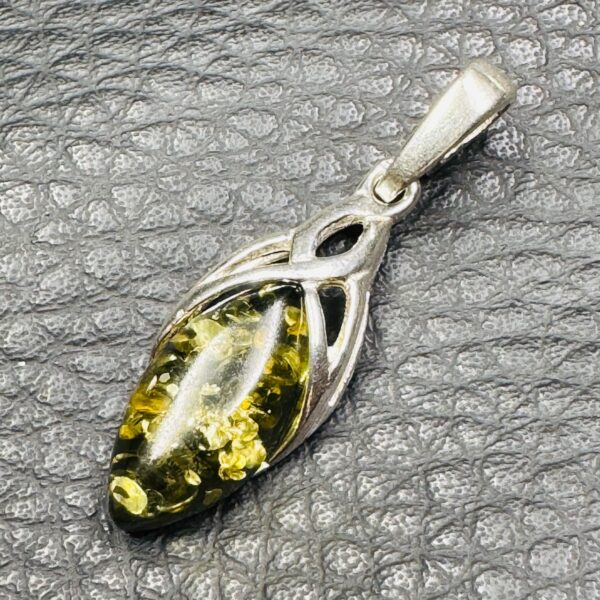 Pendentif en ambre verte de la mer Baltique (réf pa19) – Image 4