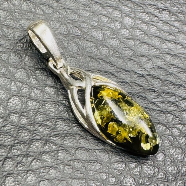 Pendentif en ambre verte de la mer Baltique (réf pa19) – Image 3