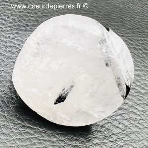 Galet en cristal de roche avec inclusions de tourmaline de Madagascar (réf git1)