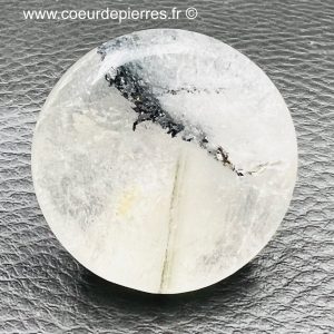 Galet cristal de roche, quartz a inclusions de tourmaline (réf git5)