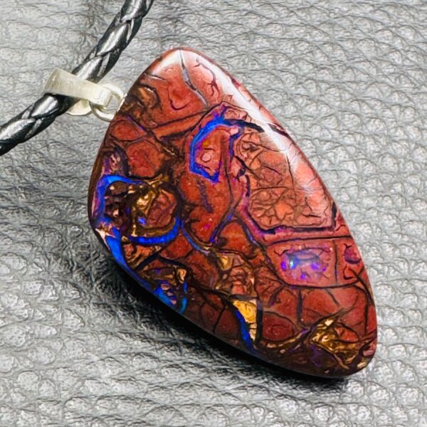 Pendentif en Opale Boulder d’Australie de 62,5 carats (réf po12) – Image 2