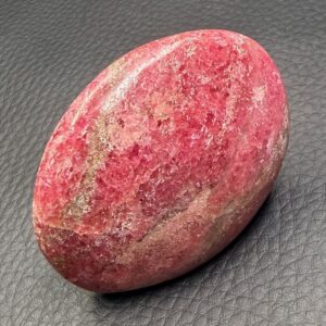 Galet en Rhodonite