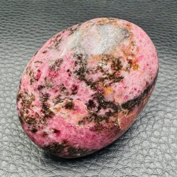Galet en Rhodonite de Madagascar (réf cr1) – Image 3