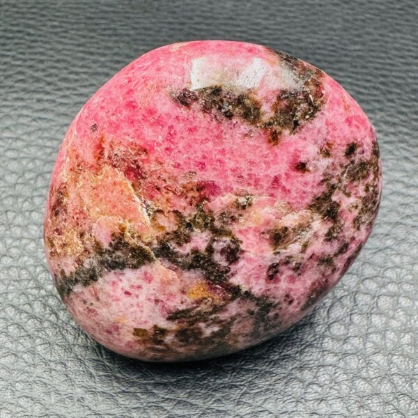 Galet en Rhodonite de Madagascar (réf cr1) – Image 2