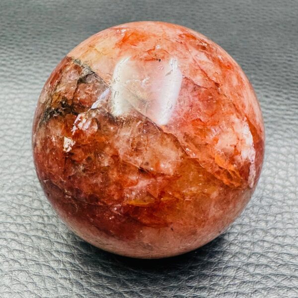 Sphère en Quartz Hématoïde de Madagascar (réf gqh9) – Image 4
