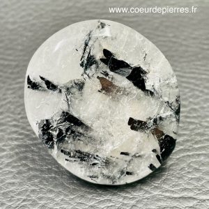 Galet en cristal de roche avec inclusions de tourmaline de Madagascar (réf git6)