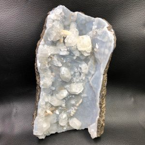 Geode de Calcedoine avec apophyllite et stilbite d’Inde de 3,171kg (réf cal2)