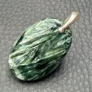 Pendentif en séraphinite