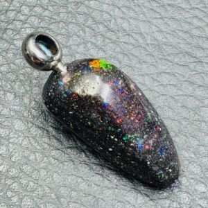 Pendentif en opale noire d'Honduras