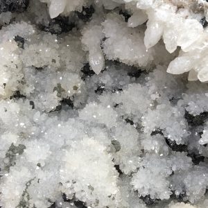Amas de cristal de roche cactus avec galène et pyrite de Roumanie (réf gq24)