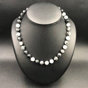 Collier perles cristal de roche avec inclusions de tourmaline (ref cqt2)