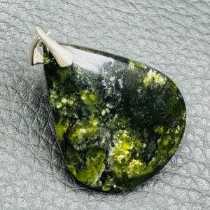Pendentif en Vesuvianite