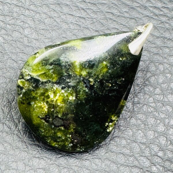Pendentif en Vesuvianite du Canada (réf vus3) – Image 2