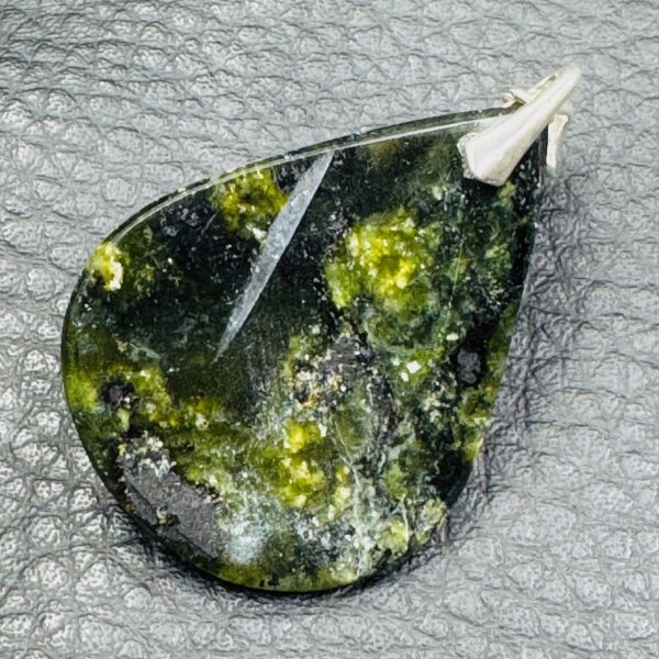 Pendentif en Vesuvianite du Canada (réf vus3) – Image 3
