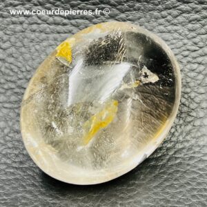 Galet en cristal de roche de Madagascar (réf git3)