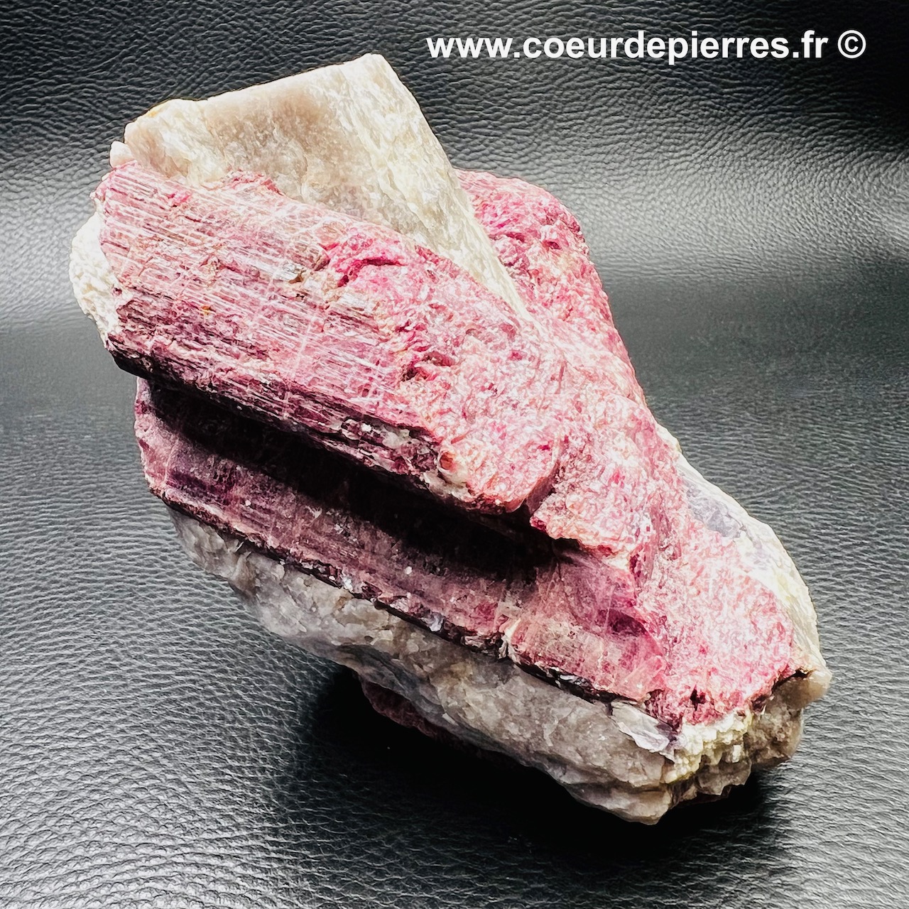Tourmaline rubellite avec lépidolite sur quartz du Brésil de 0,840kg (réf ptr10)