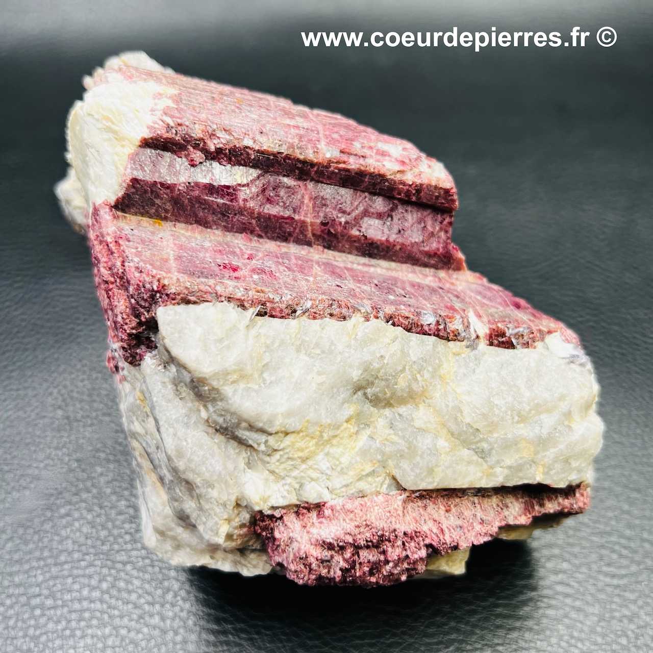 Tourmaline rubellite avec lépidolite sur quartz du Brésil de 0,840kg (réf ptr10)