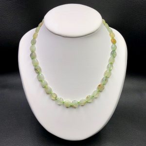 Collier en prehnite avec inclusion d’epidote (réf cpc2)