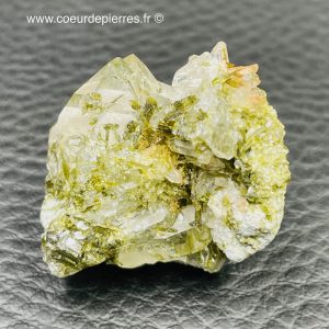 Cristal de roche à inclusions de diopside du Pakistan (qd4)