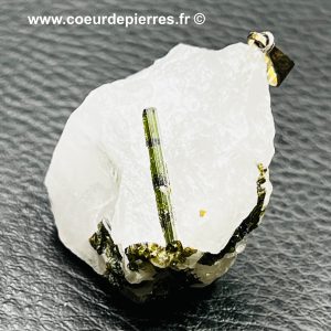 Pendentif en tourmaline verte sur quartz du Brésil (réf t14)