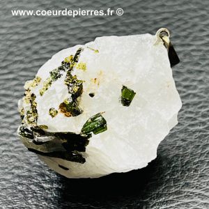 Pendentif en tourmaline verte sur quartz du Brésil (réf t14)