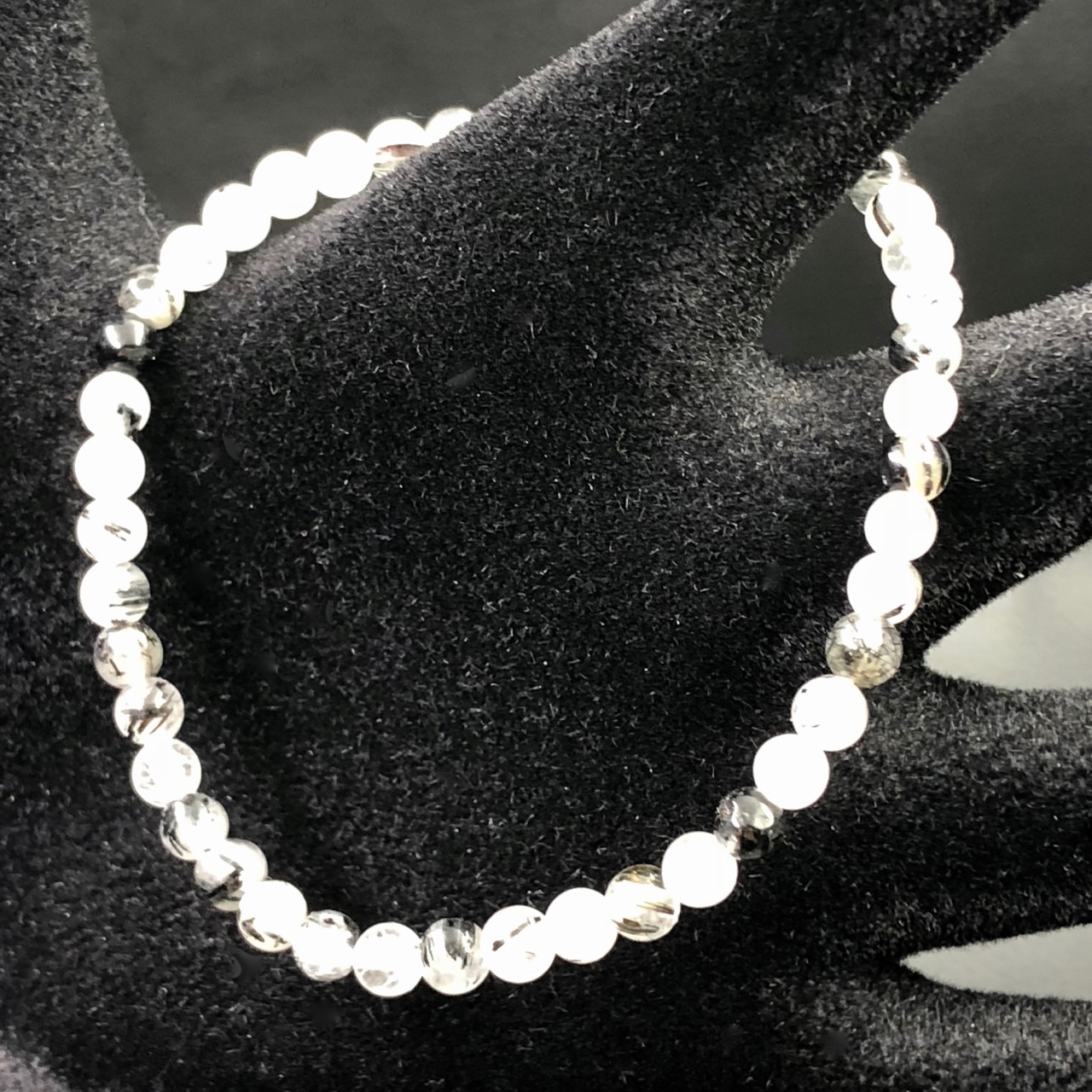 Bracelet cristal de roche a inclusions de tourmaline du Brésil “perles 4 mm”