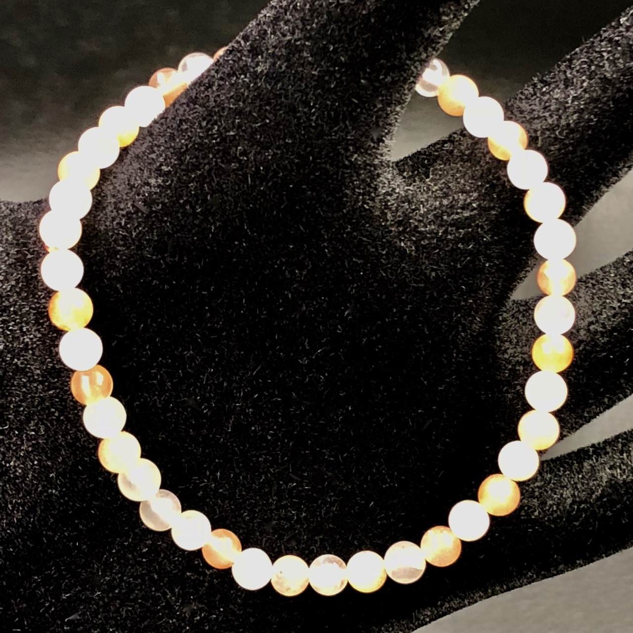 Bracelet en pierre de lune adulaire blanche et saumoné du Sri Lanka “perles de 4mm”