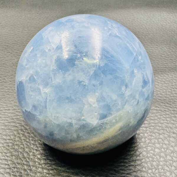 Sphère en calcite bleue de Madagascar (réf scb1) – Image 2