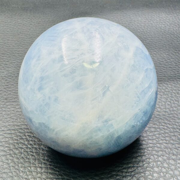 Sphère en calcite bleue de Madagascar (réf scb1) – Image 3