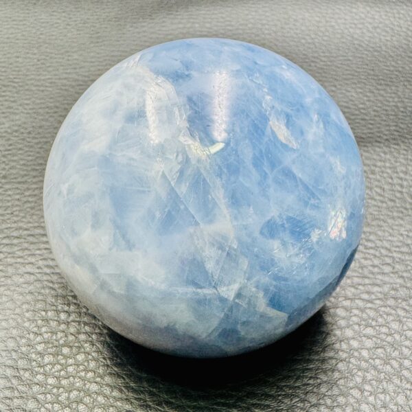 Sphère en calcite bleue de Madagascar (réf scb1) – Image 4