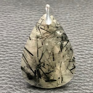 Pendentif cristal de roche à inclusions de tourmaline de Madagascar (réf cr16)