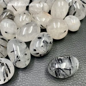 Cristal de roche à inclusions de tourmaline de Madagascar « petit galet »