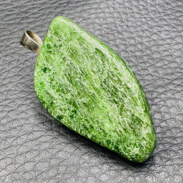 Pendentif en chrome diopside des U.S.A (réf pcd11) – Image 2