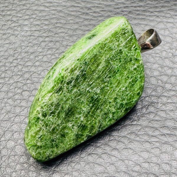 Pendentif en chrome diopside des U.S.A (réf pcd11) – Image 4