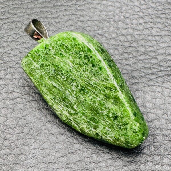 Pendentif en chrome diopside des U.S.A (réf pcd11) – Image 3