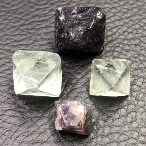 Fluorite lot de 4 cristaux losange octaèdre (réf fl2)