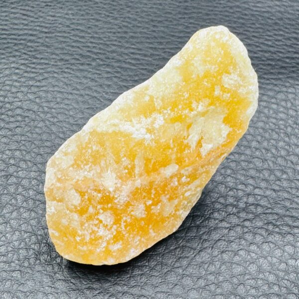 Calcite orange brute de Madagascar (réf cob10) – Image 2