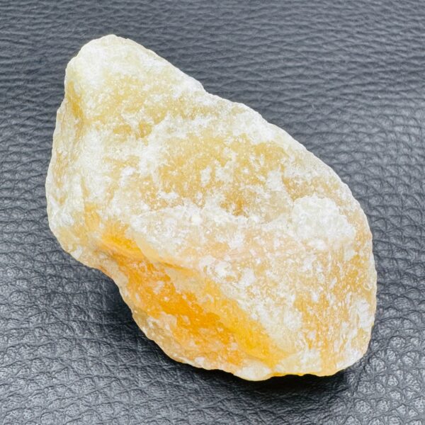 Calcite orange brute de Madagascar (réf cob10) – Image 3