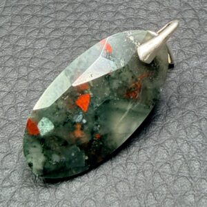 Pendentif en Jaspe Sanguin Héliotrope