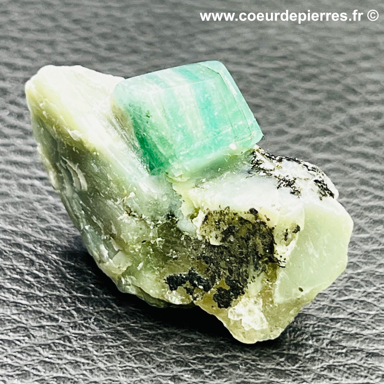 Émeraude brute sur biotite du Brésil (réf emb9)