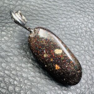 Pendentif en opale noire