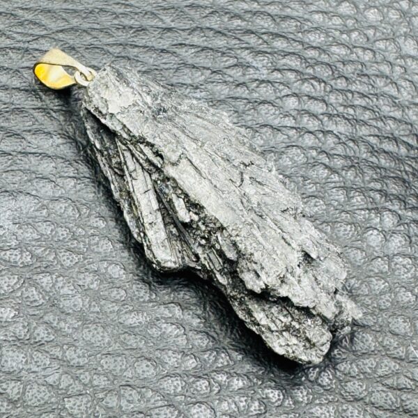 Pendentif en cyanite noire "taramite" du Brésil (réf cy4) – Image 3